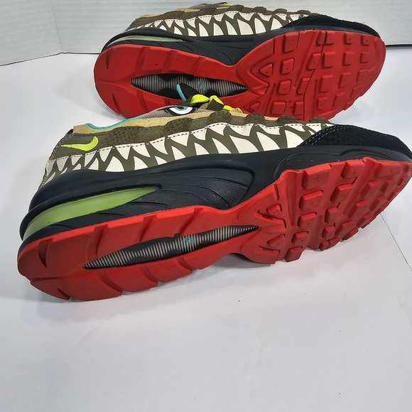 Nike Air Max 95 Monster (GS). Nike Youth Shoes with Green and Black Design - Picture 4 of 7